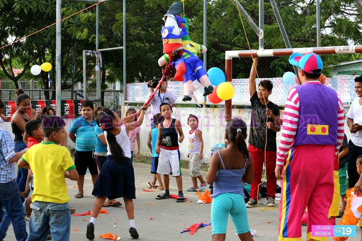 Niñ@s del Reparto Simón Bolívar celebran a lo grande el cumpleaños del Comandante