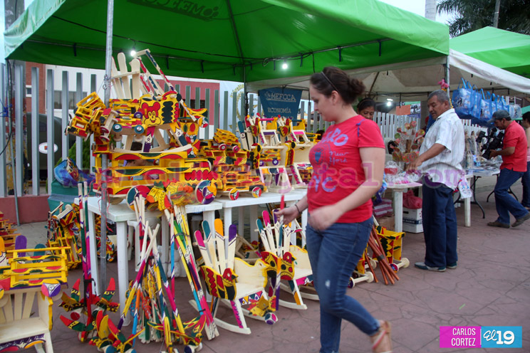 Ambiente mariano y navideño se instala en la Avenida de Bolívar a Chávez