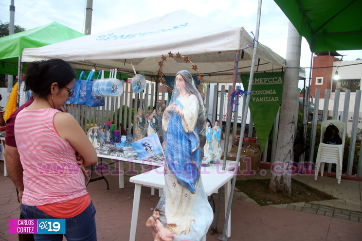 Ambiente mariano y navideño se instala en la Avenida de Bolívar a Chávez