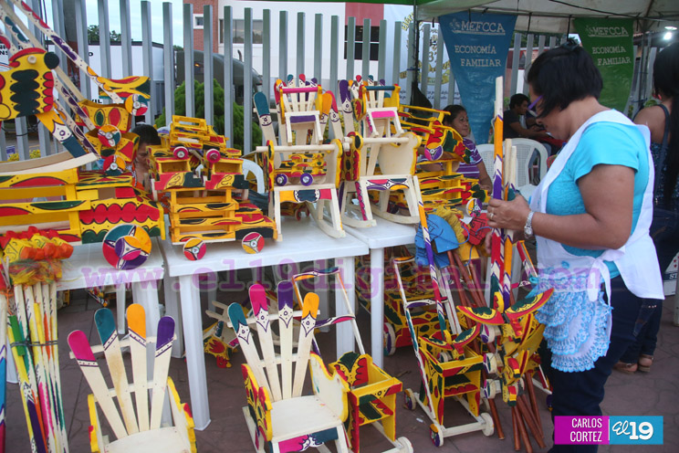Ambiente mariano y navideño se instala en la Avenida de Bolívar a Chávez
