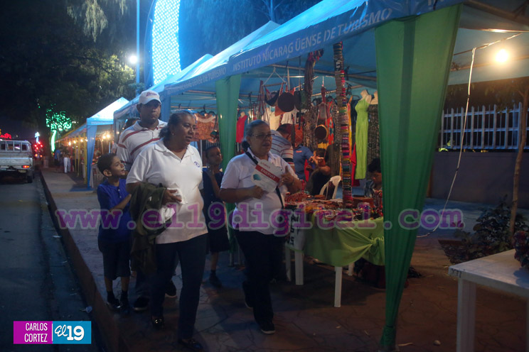 Ambiente mariano y navideño se instala en la Avenida de Bolívar a Chávez