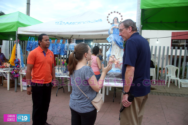 Ambiente mariano y navideño se instala en la Avenida de Bolívar a Chávez