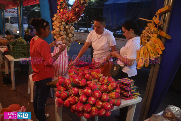 Ambiente mariano y navideño se instala en la Avenida de Bolívar a Chávez