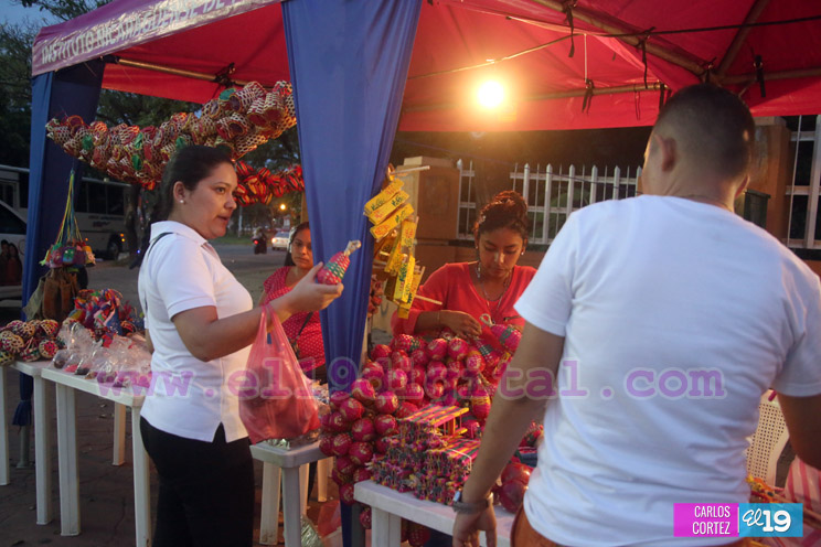 Ambiente mariano y navideño se instala en la Avenida de Bolívar a Chávez