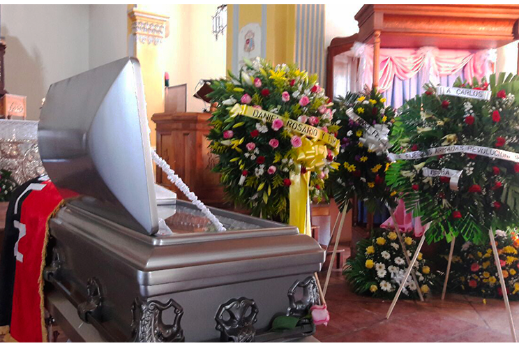 Dan cristiana sepultura a Carlos Ulloa López
