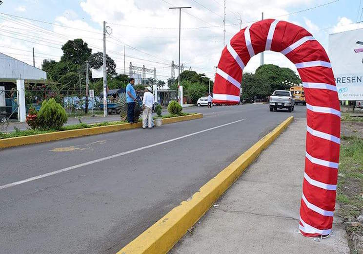 Alcaldías del país empiezan a instalar adornos navideños en espacios públicos 