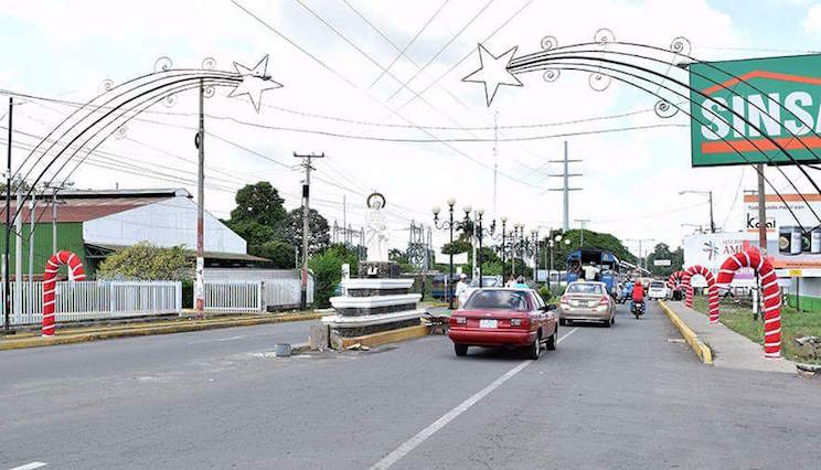 Alcaldías del país empiezan a instalar adornos navideños en espacios públicos 