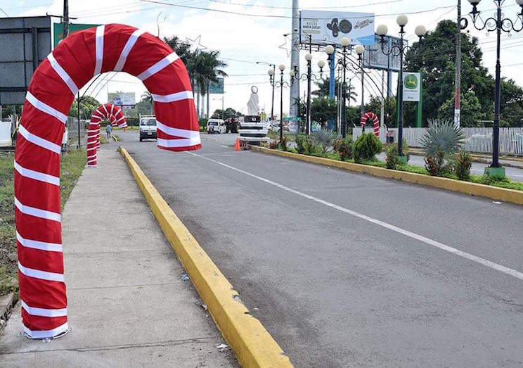 Alcaldías del país empiezan a instalar adornos navideños en espacios públicos 