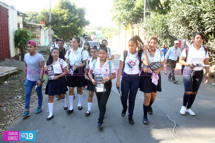 Estudiantes promueven la matrícula escolar temprana