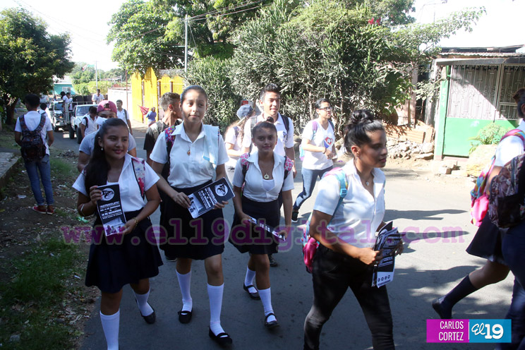 Estudiantes promueven la matrícula escolar temprana