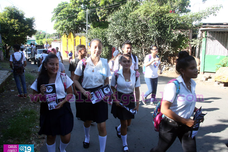 Estudiantes promueven la matrícula escolar temprana