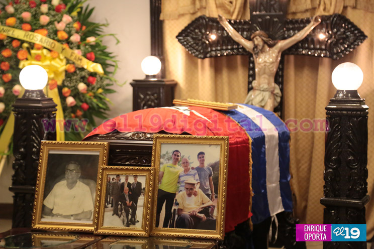 Familiares y amigos asisten a vela del Ex Vicepresidente Virgilio Godoy