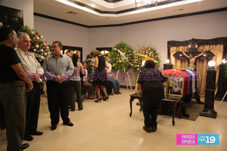 Familiares y amigos asisten a vela del Ex Vicepresidente Virgilio Godoy