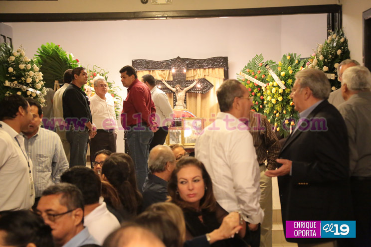 Familiares y amigos asisten a vela del Ex Vicepresidente Virgilio Godoy