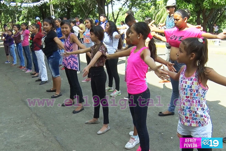 Estudiantes despiden con Zumbatón el año escolar 2016