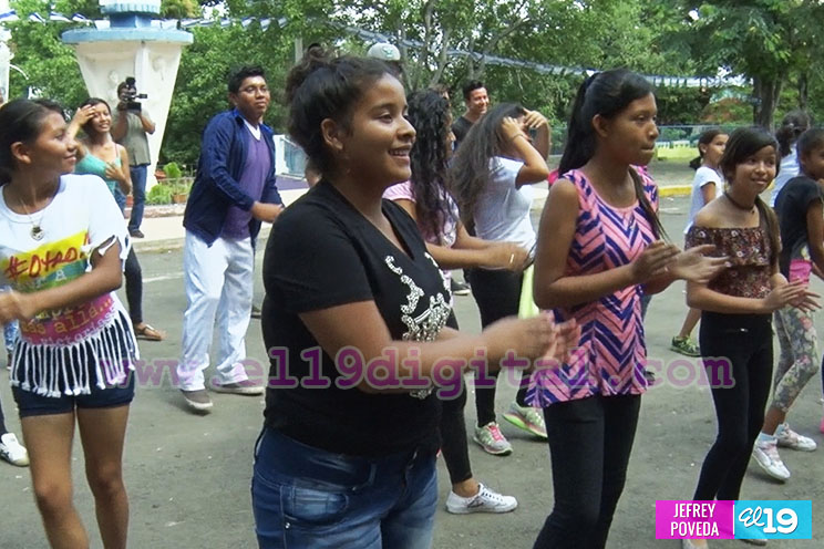 Estudiantes despiden con Zumbatón el año escolar 2016