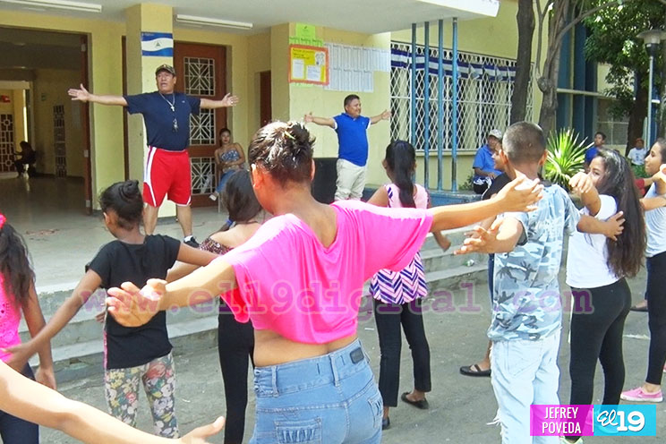 Estudiantes despiden con Zumbatón el año escolar 2016