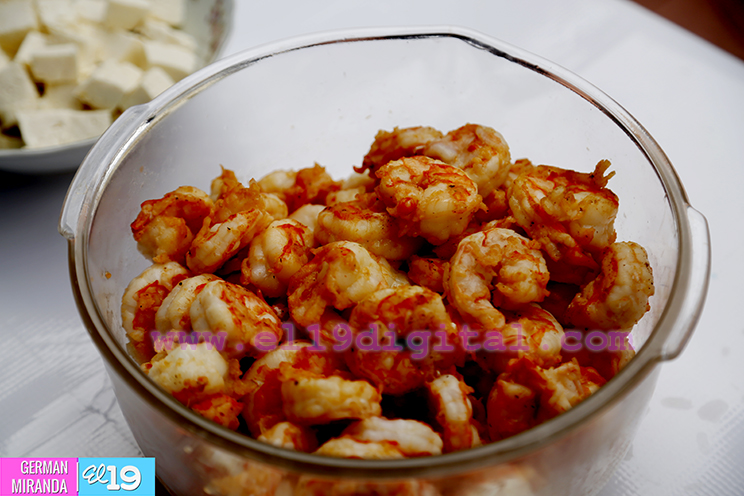 Venga a probar la riquísima sopa de mariscos y ensalada de langosta en la Plaza 22 de Agosto