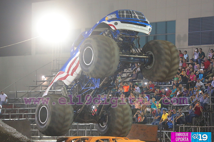 Miles disfrutaron el espectáculo del Monster Truck