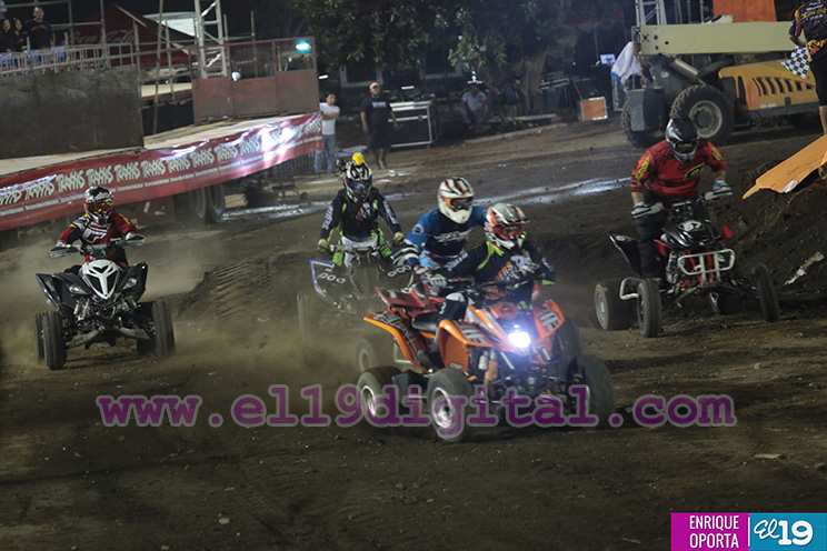 Miles disfrutaron el espectáculo del Monster Truck