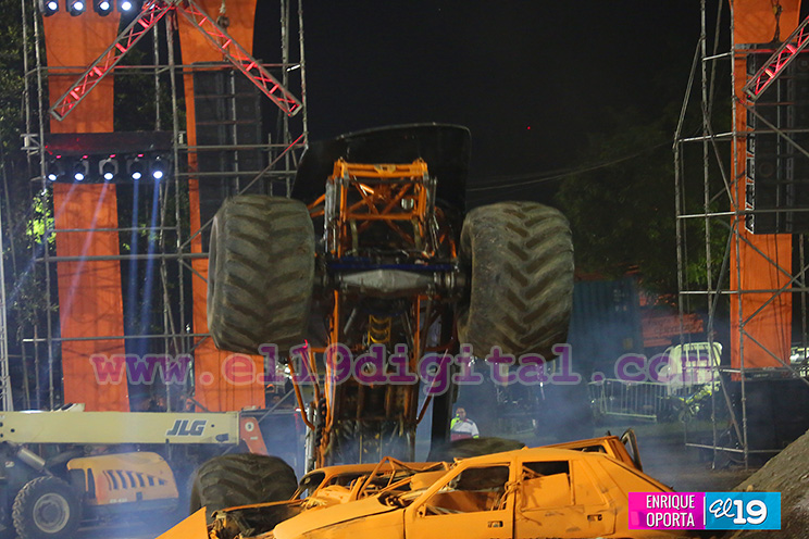 Miles disfrutaron el espectáculo del Monster Truck