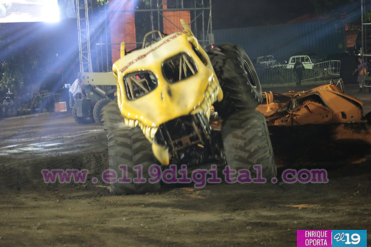 Miles disfrutaron el espectáculo del Monster Truck