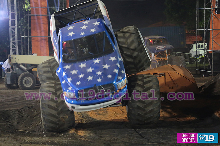 Miles disfrutaron el espectáculo del Monster Truck