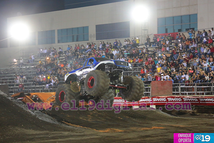Miles disfrutaron el espectáculo del Monster Truck