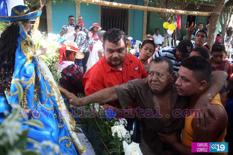 Familias acompañan a la Virgen del Hato en su recorrido por El Viejo