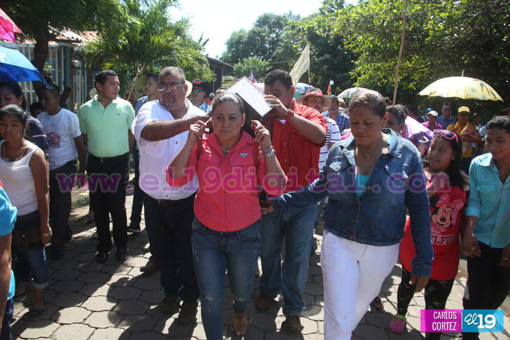 Familias acompañan a la Virgen del Hato en su recorrido por El Viejo