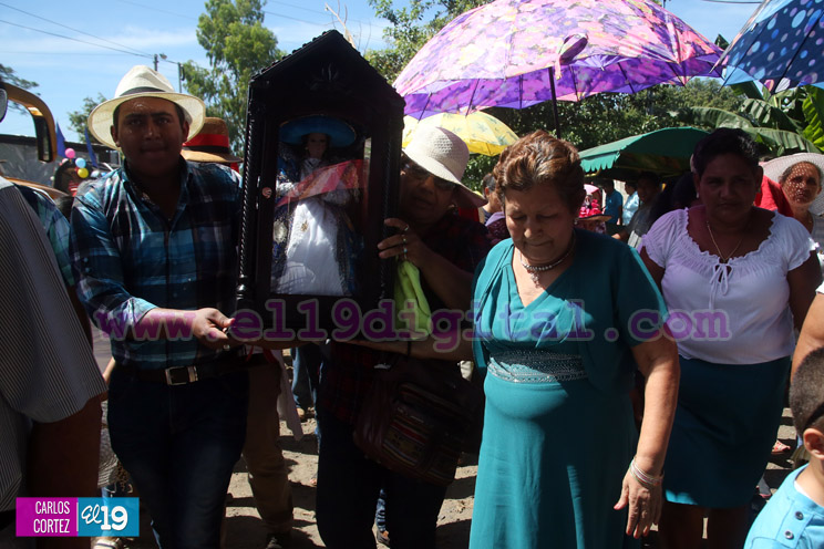 Familias acompañan a la Virgen del Hato en su recorrido por El Viejo