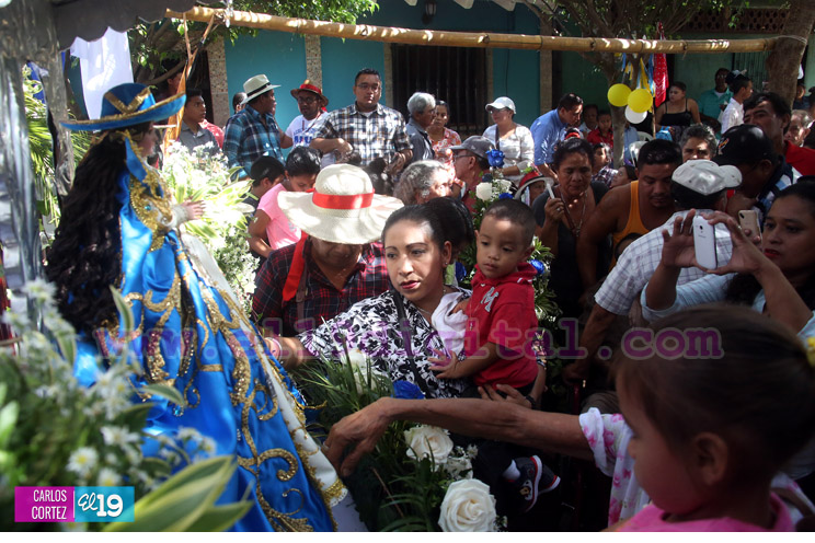 Familias acompañan a la Virgen del Hato en su recorrido por El Viejo