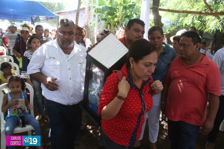 Familias acompañan a la Virgen del Hato en su recorrido por El Viejo