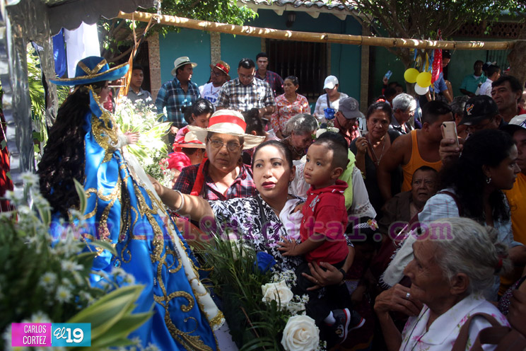 Familias acompañan a la Virgen del Hato en su recorrido por El Viejo