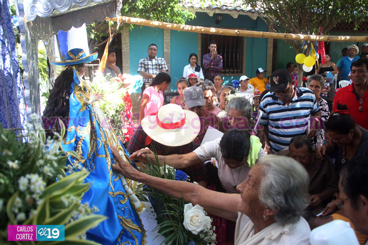 Familias acompañan a la Virgen del Hato en su recorrido por El Viejo