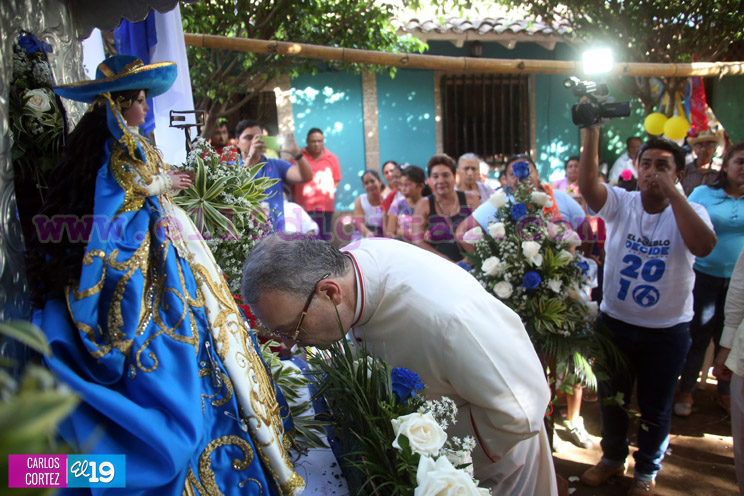 Familias acompañan a la Virgen del Hato en su recorrido por El Viejo