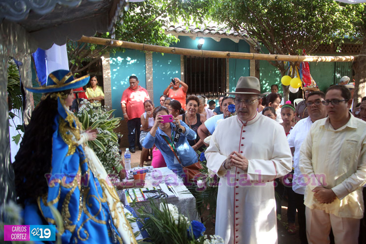 Familias acompañan a la Virgen del Hato en su recorrido por El Viejo