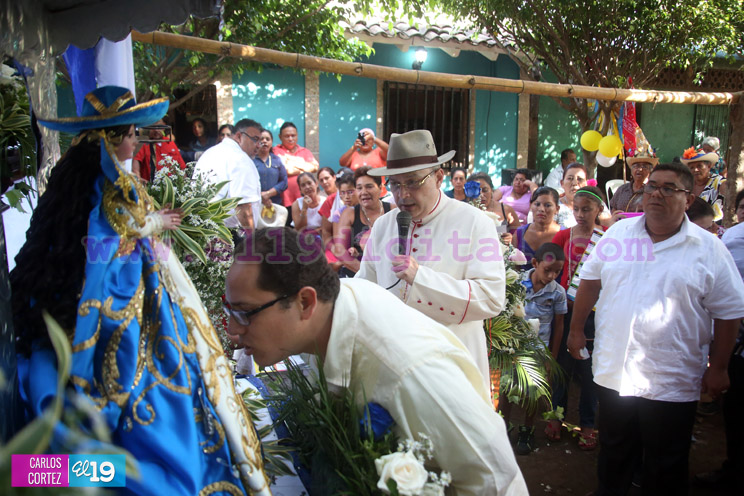 Familias acompañan a la Virgen del Hato en su recorrido por El Viejo