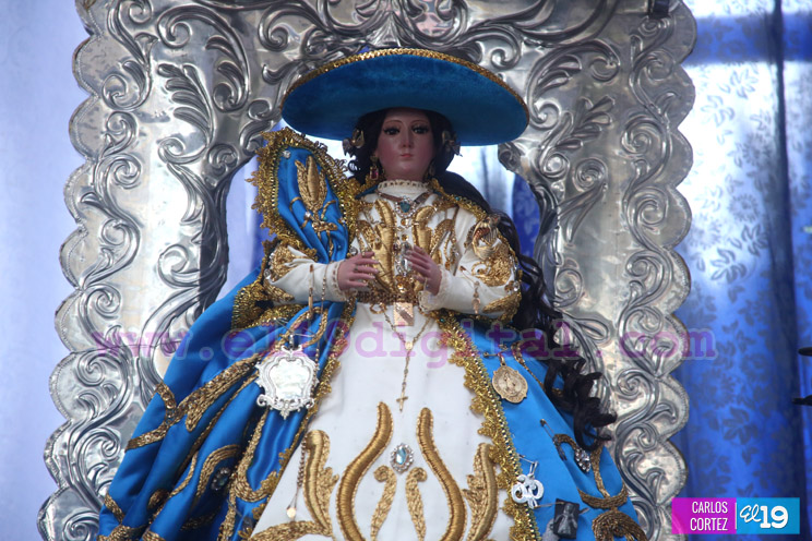 Familias acompañan a la Virgen del Hato en su recorrido por El Viejo