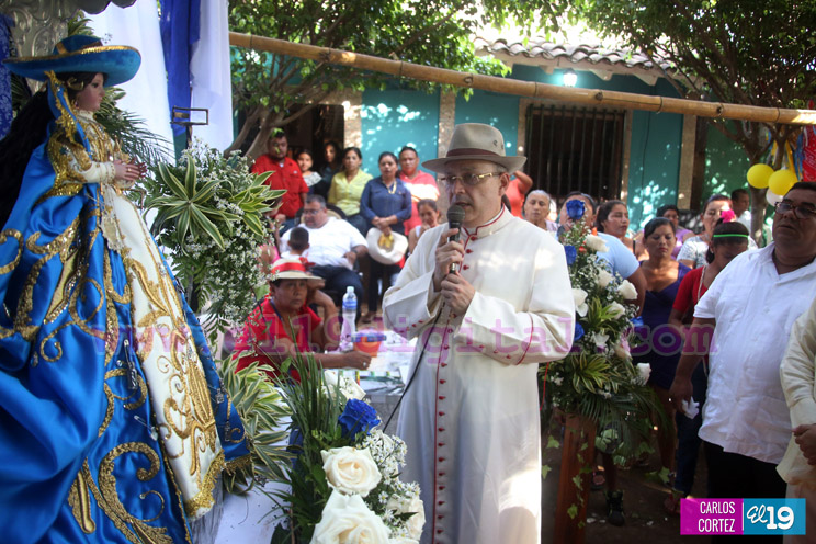 Familias acompañan a la Virgen del Hato en su recorrido por El Viejo