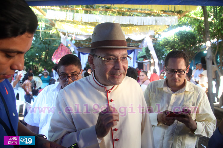 Familias acompañan a la Virgen del Hato en su recorrido por El Viejo