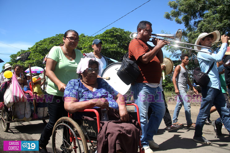 Familias acompañan a la Virgen del Hato en su recorrido por El Viejo