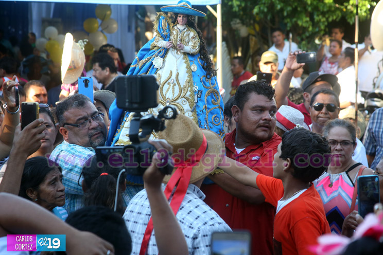 Familias acompañan a la Virgen del Hato en su recorrido por El Viejo