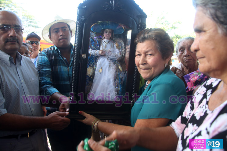 Familias acompañan a la Virgen del Hato en su recorrido por El Viejo