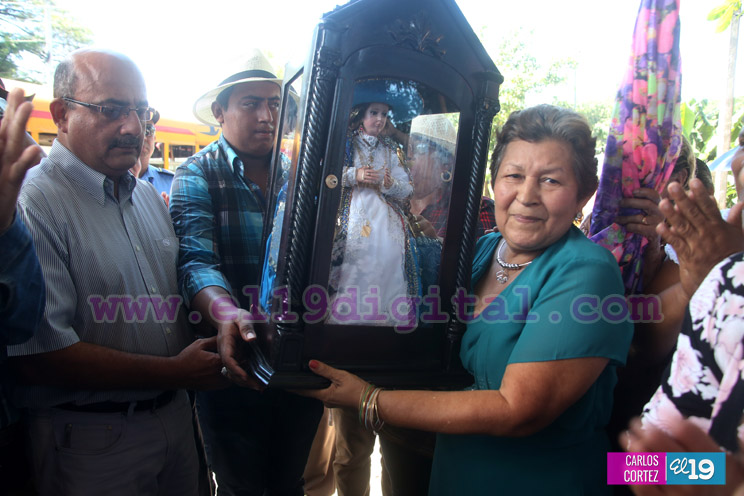 Familias acompañan a la Virgen del Hato en su recorrido por El Viejo