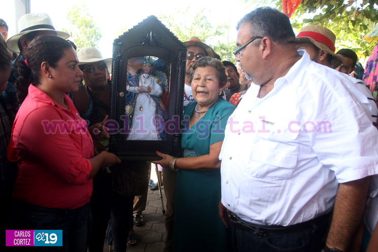 Familias acompañan a la Virgen del Hato en su recorrido por El Viejo