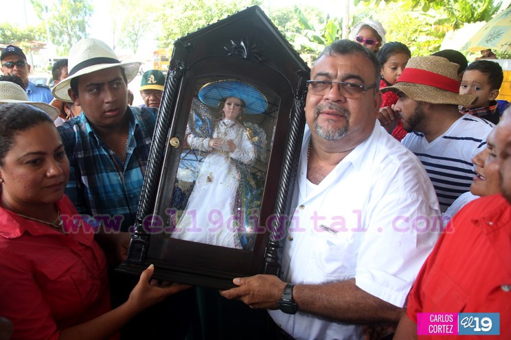Familias acompañan a la Virgen del Hato en su recorrido por El Viejo