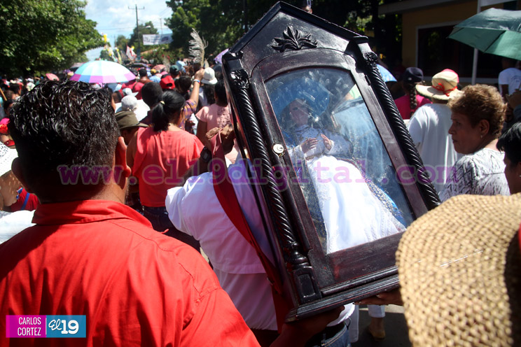 Familias acompañan a la Virgen del Hato en su recorrido por El Viejo