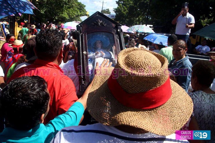 Familias acompañan a la Virgen del Hato en su recorrido por El Viejo