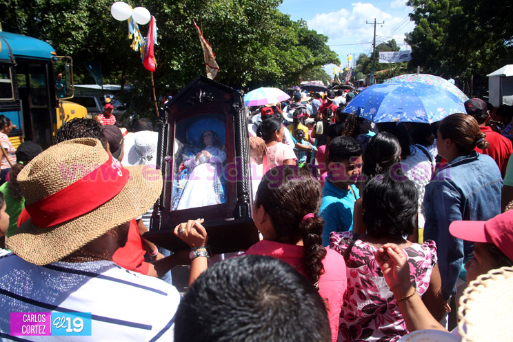 Familias acompañan a la Virgen del Hato en su recorrido por El Viejo